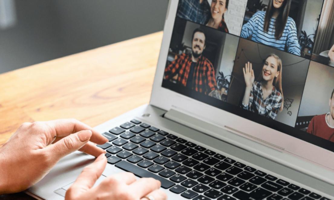 Uczestnicy programu analizują modele biznesowe podczas interaktywnych ćwiczeń online